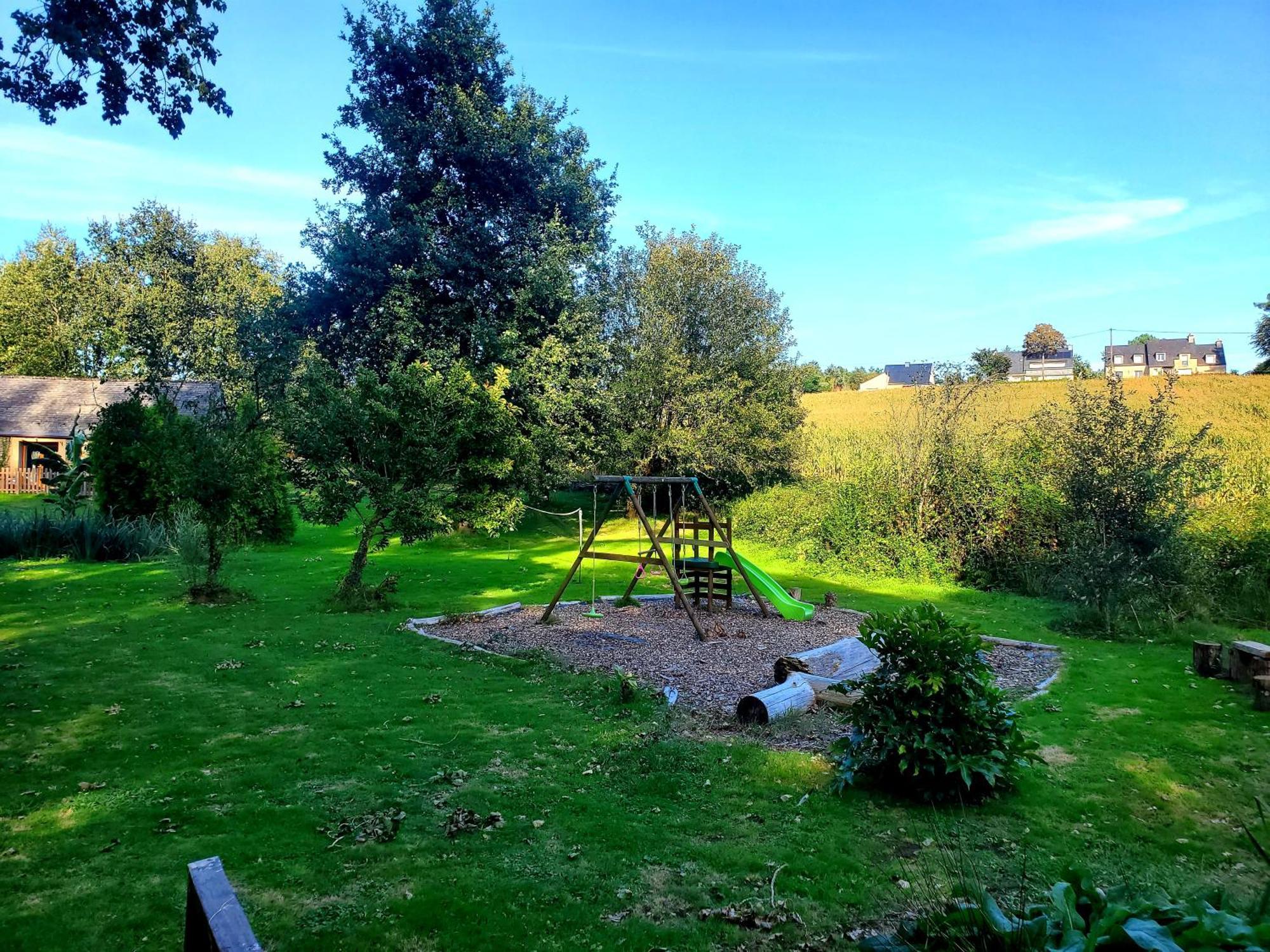 Le Vieux Moulin Gites - Detached Cottage With Garden Views And Pool Guégon Dış mekan fotoğraf